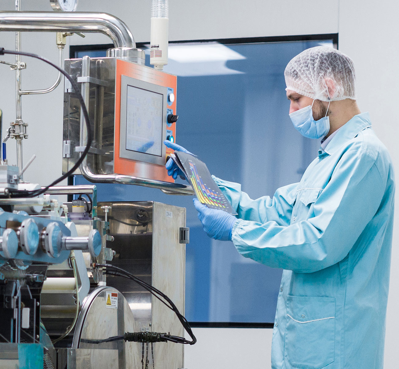 Technicien collaborant avec une intelligence artificielle pour augmenter ses capacités