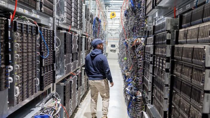 Technicien IA surveillant des systèmes automatisés en temps réel